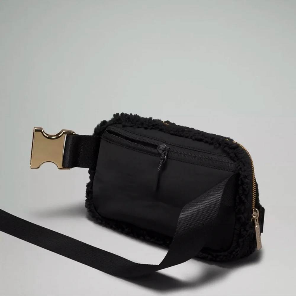 Lululemon Sherpa Belt Bag - Picture 2 of 6